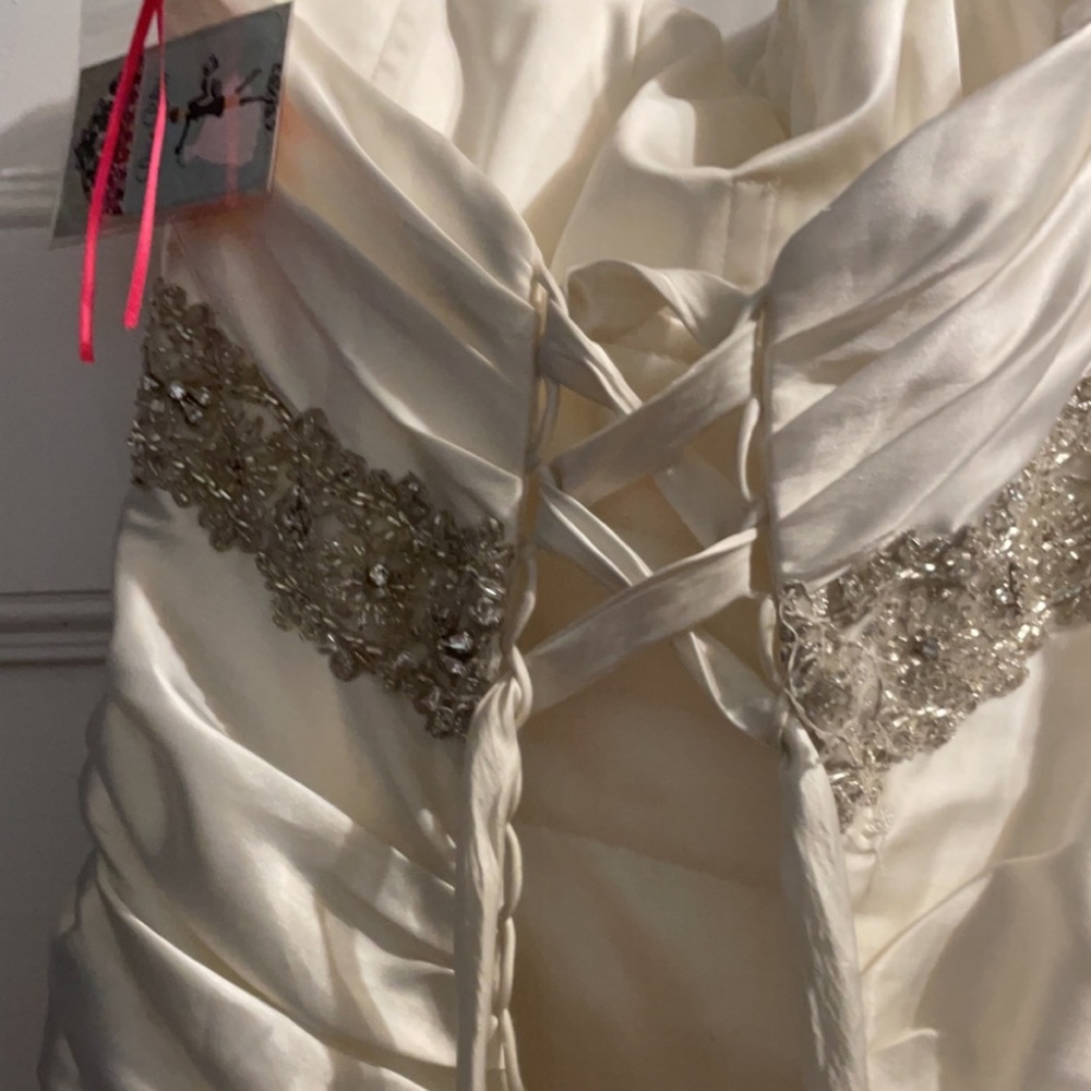 Brand new size 12 wedding dress.